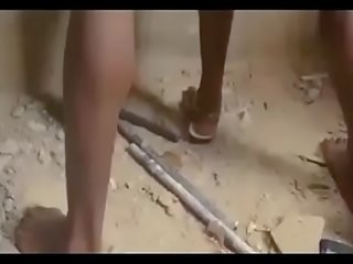আফ্রিকান nigerian বেশ্যা পাড়া তরুণদের দলবদ্ধ একটি কুমারী / অংশ এক