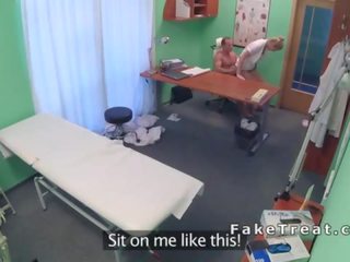 Médico persona come y folla enfermera en un escritorio